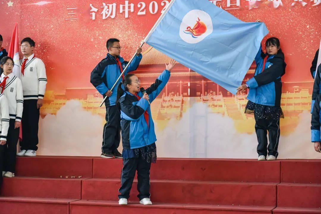 2020年，小区保安陪晕倒老人就医，却遭其家属恩将仇报：索赔49万